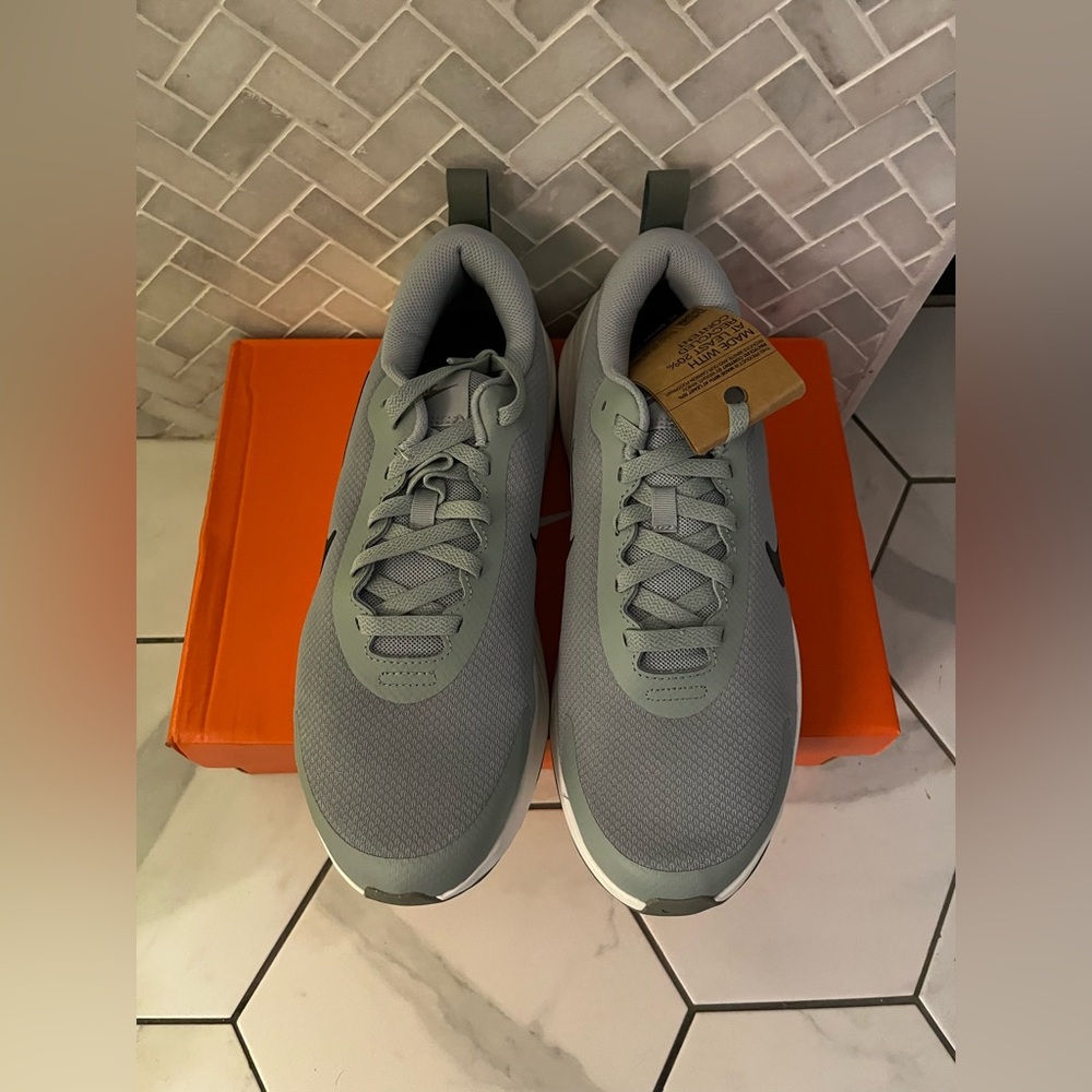 Nike Promina Gray and White Running Shoes - Picture 3 of 7